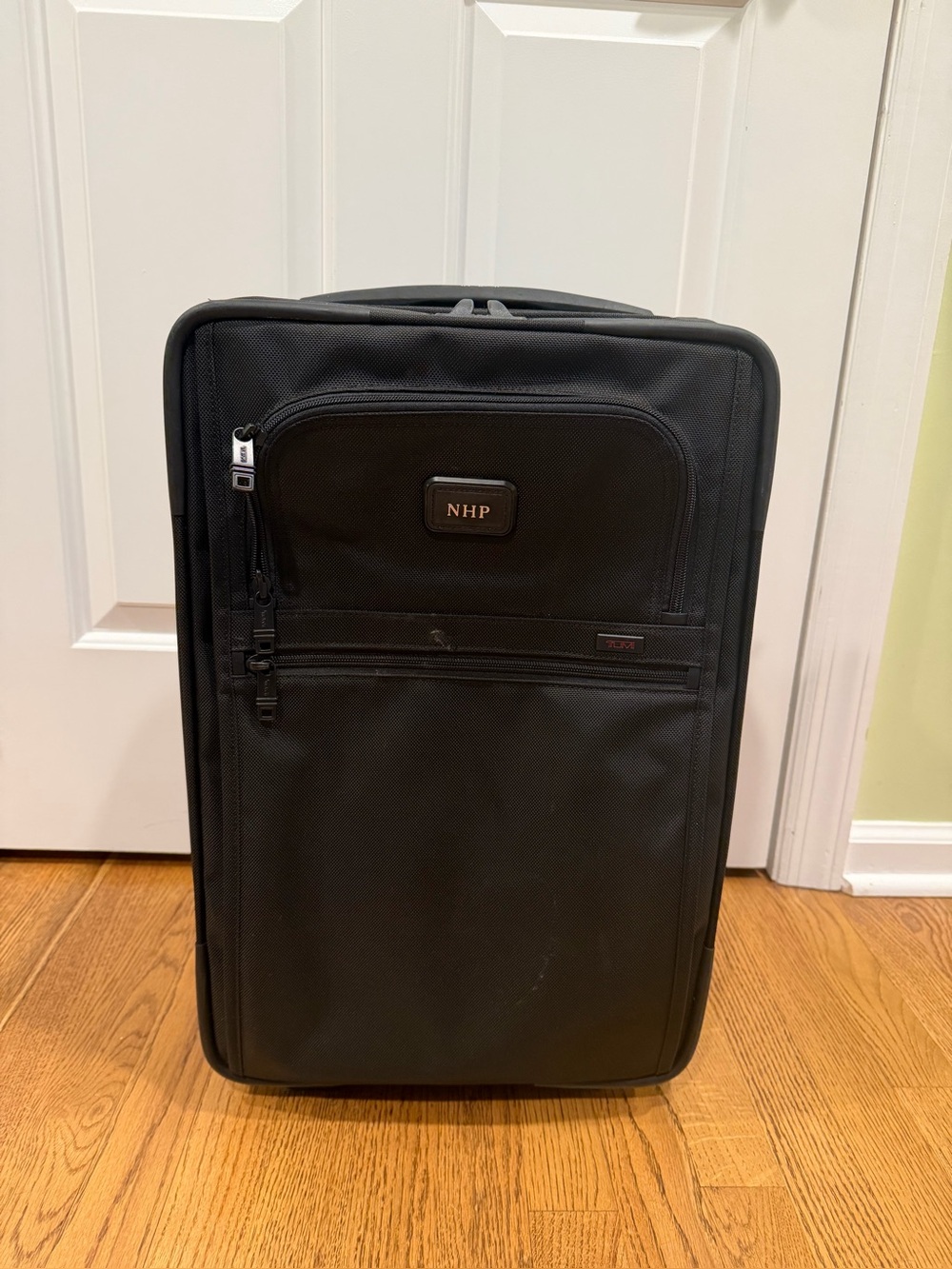Tumi Alpha 2 Expandable 2 Wheeled International Carry On Luggage Case 22020D2